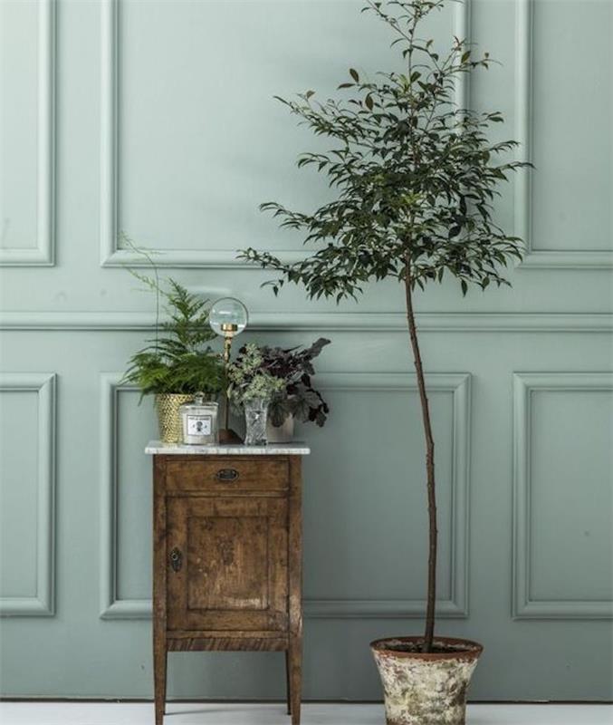 vintage sivozelené nástenné dekorácie s opotrebovaným dreveným nábytkom, vyblednuté, zelené rastliny, biela podlaha, retro elegantná atmosféra