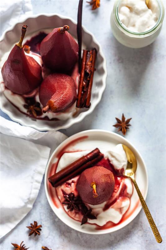 idé om pocherade päron i rött vin serveras på en käpp av grekisk yoghurt med kanel och rött vinreducering