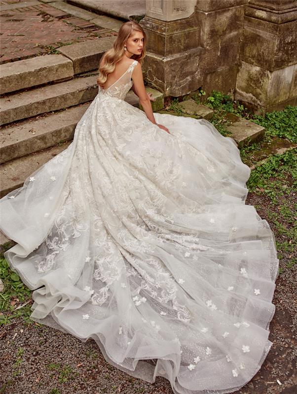 فستان زفاف برنسيس طويل مع ذيل طويل مزين بنقوش زهور ومطرزة بالورود البيضاء وبلوزة شفافة