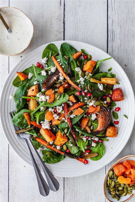 höstsallad idé om spenatlök och frökakor serveras med yoghurtsås