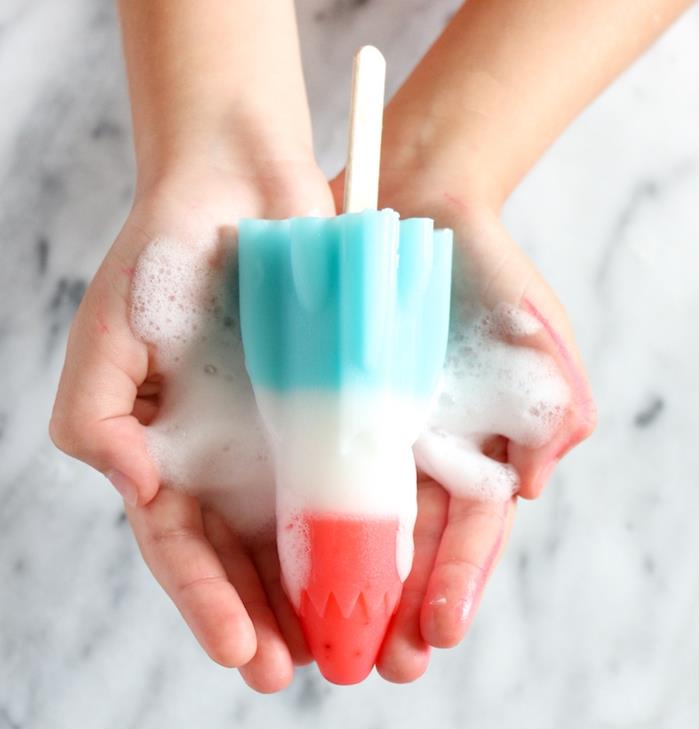 zmrzlina s dúhovou raketou modrej, bielej a červenej farby na ľadovej tyčinke, jednoduchá výroba mydla