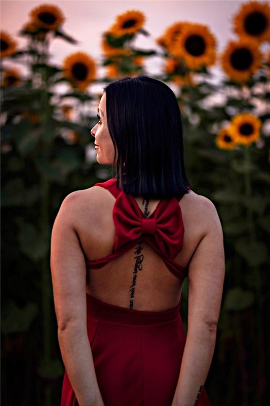 tetovacia šablóna zvislé písanie na chrbticu, najkrajšie tetovanie pre ženy, ktoré si dajú tetovať na chrbát