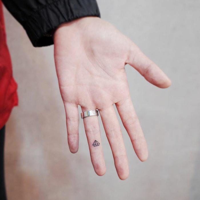 Lákavé tetovanie na paži, žena, nápad na tetovanie, čo znamená, minimalistické tetovanie diamantom