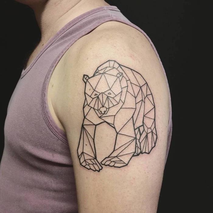 efektné tetovanie medvedieho zvieraťa, ktoré hrá na mužský aspekt a opakovanie geometrického tvaru