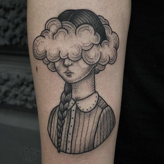 Inšpiratívne tetovanie pre sestry, skvelý nápad na tetovanie predlaktia, tetovanie portrétu dievčaťa s hlavou v oblakoch, originálne cloudové tetovanie