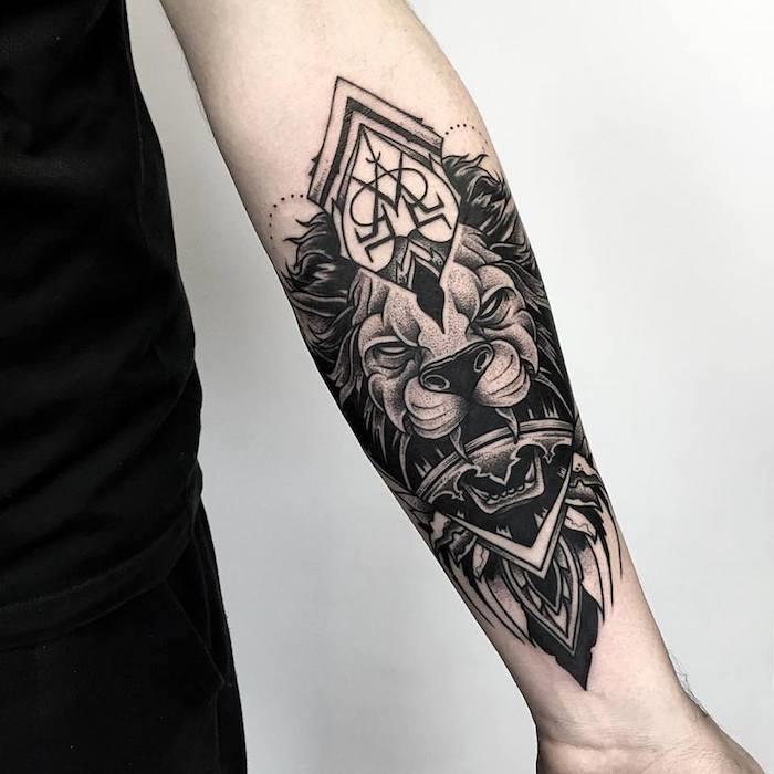 lejon tatuering svart bläck, exempel på vilda djur symbol för styrka med en krona