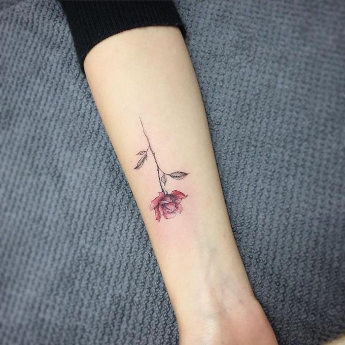 minimalistisk tatueringskvinna av rosblomma i färg, elegant och kreativ tatueringsmodell