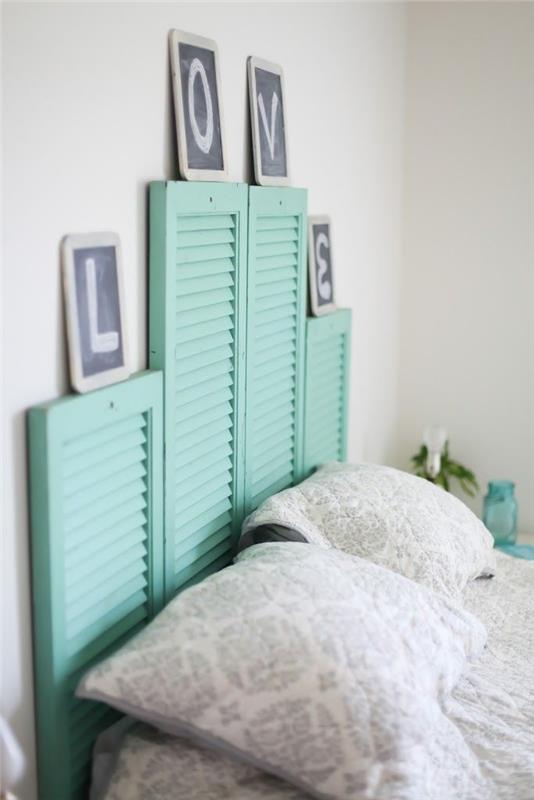 DIY -sänggavel, blå fönsterluckor, kärleksbrev, grå och vita sängkläder
