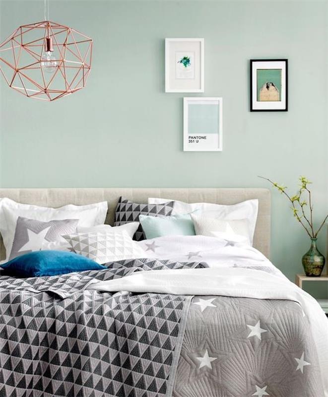 dekor spálne do mäty zelenej, závesné svetlo v medenom prevedení, posteľná bielizeň v čiernej, bielej a sivej farbe, originálne dekorácie na stenu