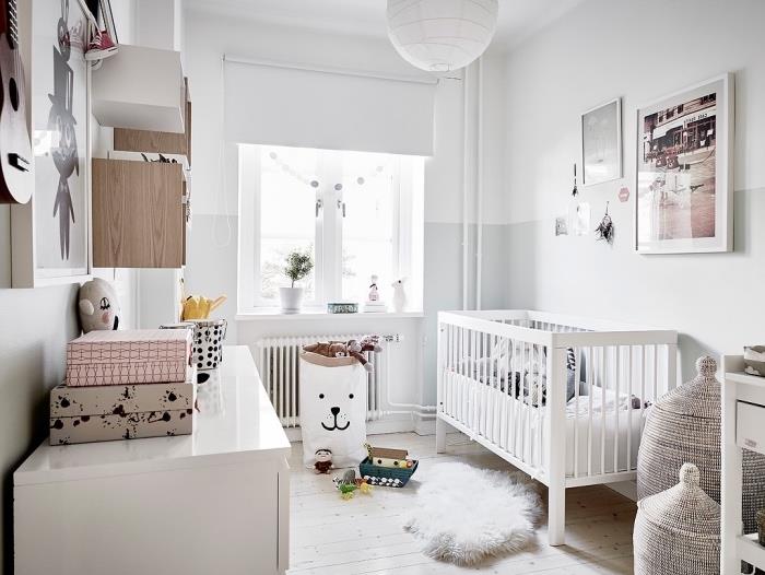 Dekor v škandinávskom štýle v detskej izbe, biela detská posteľ, ľahké parkety, škandinávsky drevený nábytok, tašky, koše na ukladanie hračiek