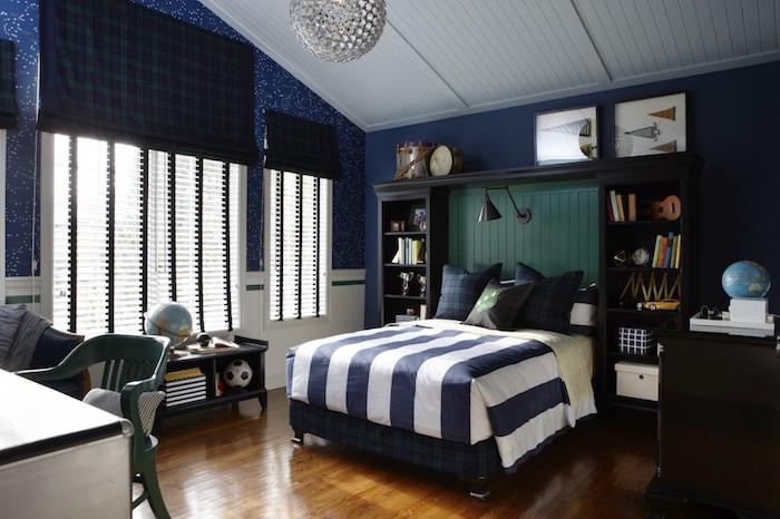 ديكور غرفة نوم صبي صغير ، ورق حائط أزرق داكن بنقاط بيضاء ، سقف خشبي مطلي باللون الأبيض ، ثريا كريستال