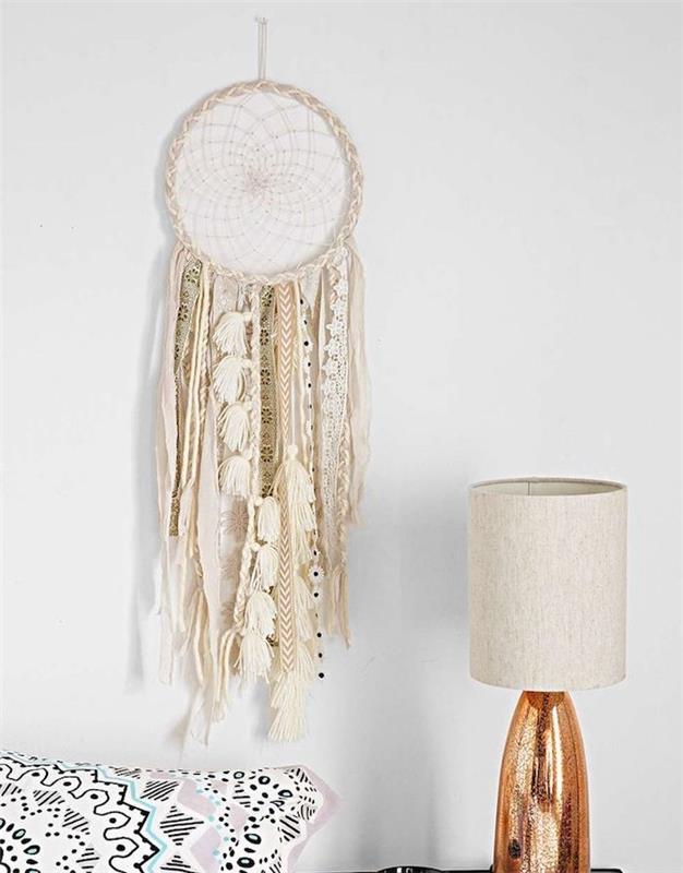 vyrobte si lapač snov pre dekoráciu steny, obruč a bielu sieť s ozdobou čipkových pásov, vlnených a bielych brmbolcov s strapcami