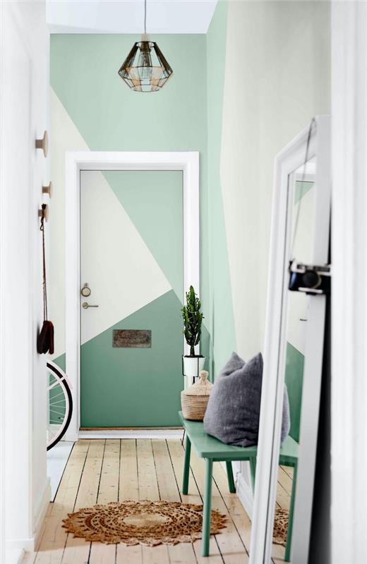 Deco idé hall en innerdörr målad i nyanser av grönt och geometriska former i en vit ram