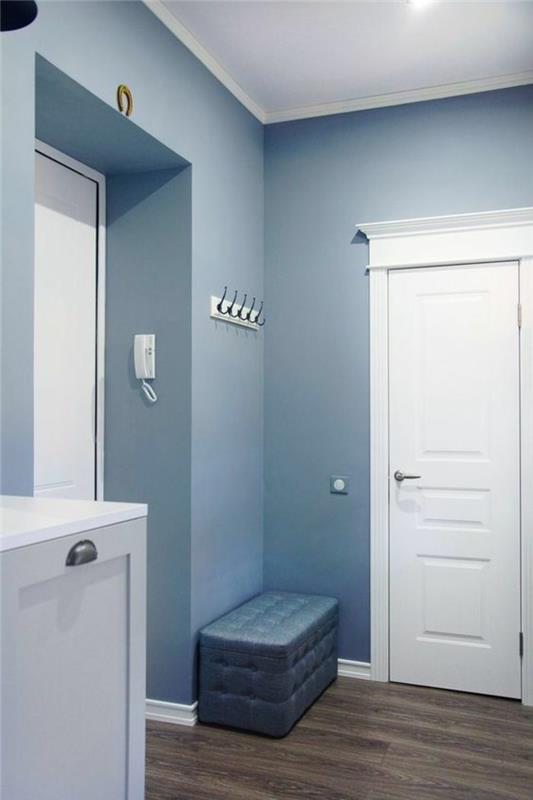 vstupný dom do haly v modrej a bielej farbe s bielymi dverami
