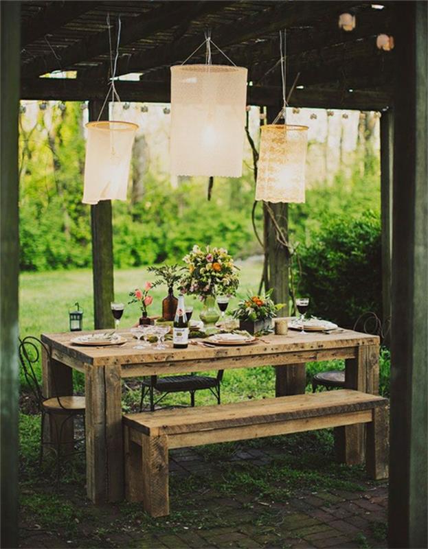 bröllopsdekorationsidé, vintage spetsupphängningar, ovanför ett rustikt bord, träbänk, buketter av blommor