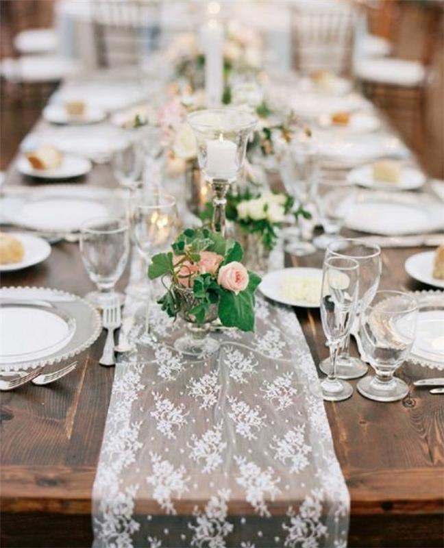 bröllopsdekorationsidé, spetsbordslöpare, blommor i glas, elegant bestick, ljus, rustikt elegant bröllop mittpunkt