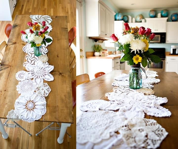 bröllopsdekorationsidé, rustikt bord, vit spetsbordslöpare, monterade doilies, bukett blommor i en vas