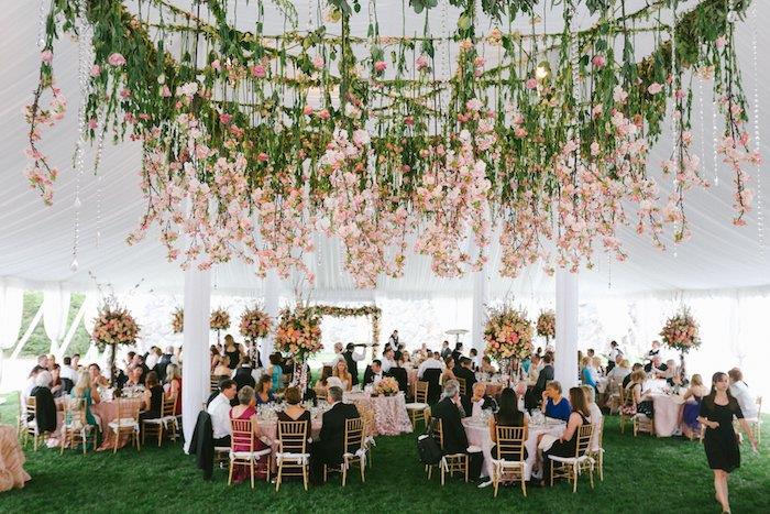 deko svadobného stropu z množstva kvetov visiacich zo stropu, originálne kvetinové úpravy, svadobný stan na čerstvej tráve