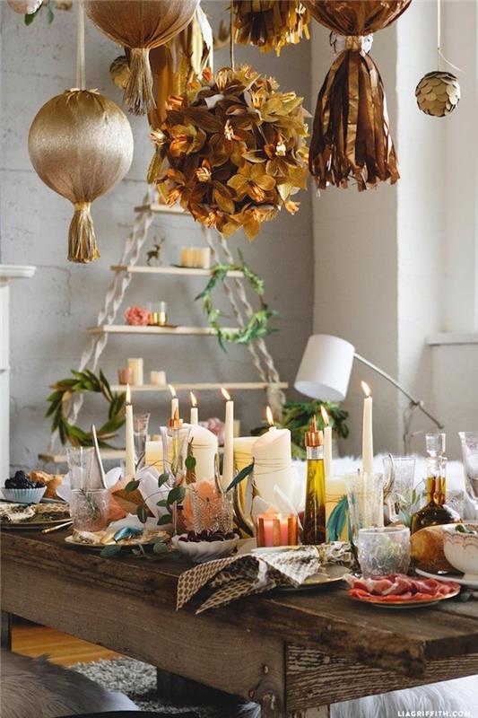 bohemisk chic rustik bordsdekor med ljus och dekorativ vegetation, guldhäng, trähylla och hippie -deco -accenter