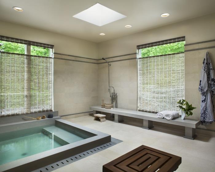 moderná dispozícia kúpeľne s japonskou vaňou, uvoľnená kúpeľňa s béžovými stenami a bazénom
