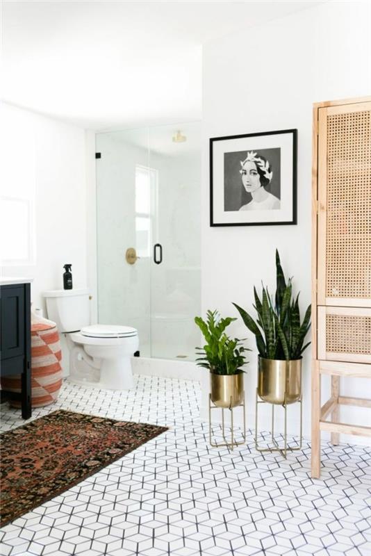 Zenová kúpeľňa, podlaha s geometrickými vzormi, medené kvetináče, monochromatický portrét, zástena, malá sprchová kabína
