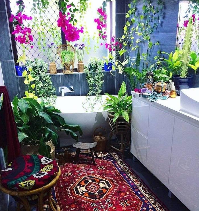 nápady pre kúpeľňové rastliny, niekoľko zelených a fuchsiových druhov rastlín, orientálny koberec, biely kúpeľňový nábytok, sivé obklady do kúpeľne