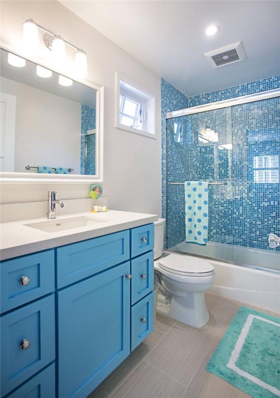 vit och blå badrumsmodell med grått golv, exempel på hur man dekorerar ett barns badrum
