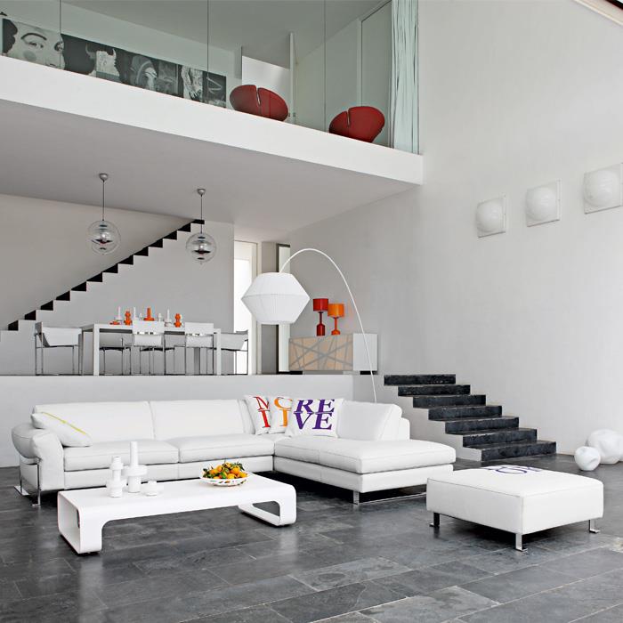 moderná podkrovná dekorácia s bielou luxusnou obývacou izbou striedmym dizajnom