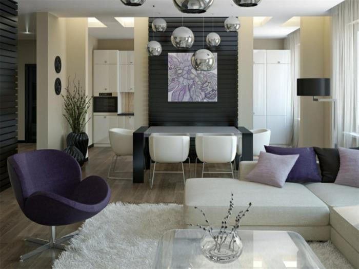 trendig vardagsrumsfärg, cocoon lila fåtölj, vita stolar runt ett svart bord, fluffig vit matta