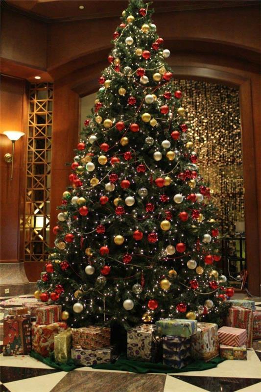 klasický-vianočný stromček-dekor-nápad-grqnd