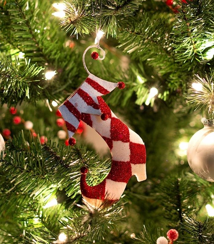 Nápad na ozdobu vianočného stromčeka červené a biele ozdobné vzory na ozdobu čižmy svetelné vence