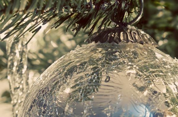 idea-deco-vianočný stromček-okrasné-biele-metalické