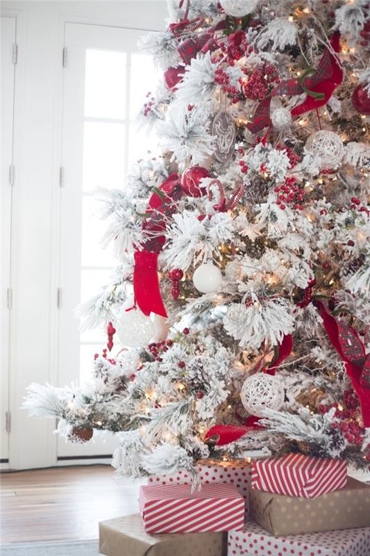 Myšlienka dekorácie vianočného stromčeka na trendovú tému 2020 Vianočná stromček falošná biela vetva červená stužka