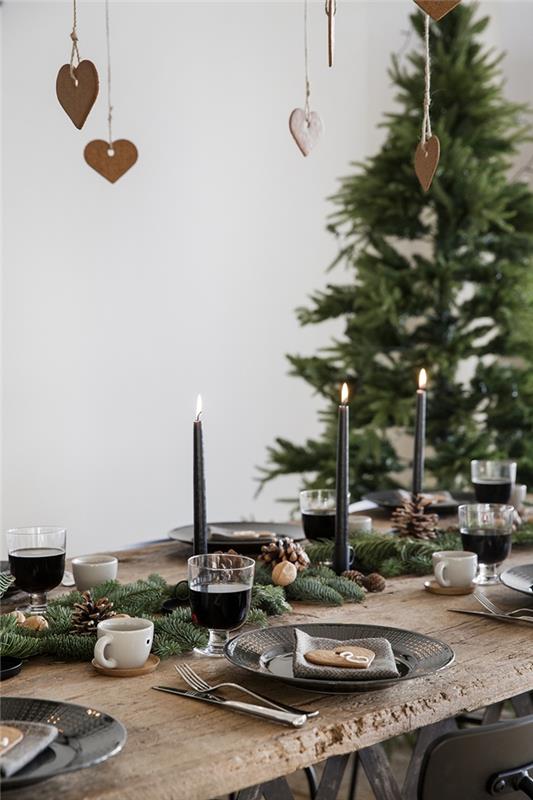 minimalistisk julbord dekoration idé papper hjärta hängande bord rå trä gran grenar kottar