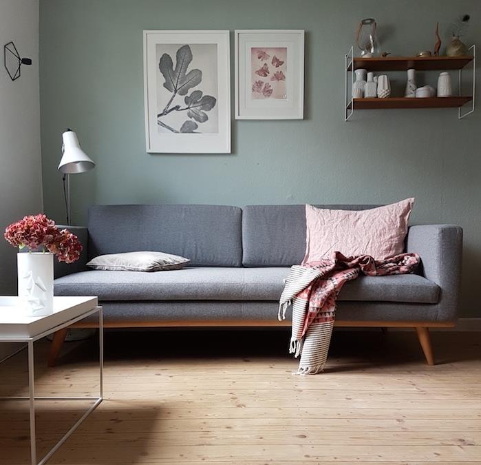 morská zeleň, obývacia izba, celadonový odtieň v nástennej farbe, sivá sedačka, parkety zo svetlého dreva, minimalistický konferenčný stolík, drevená a kovová polica, škandinávsky dizajn