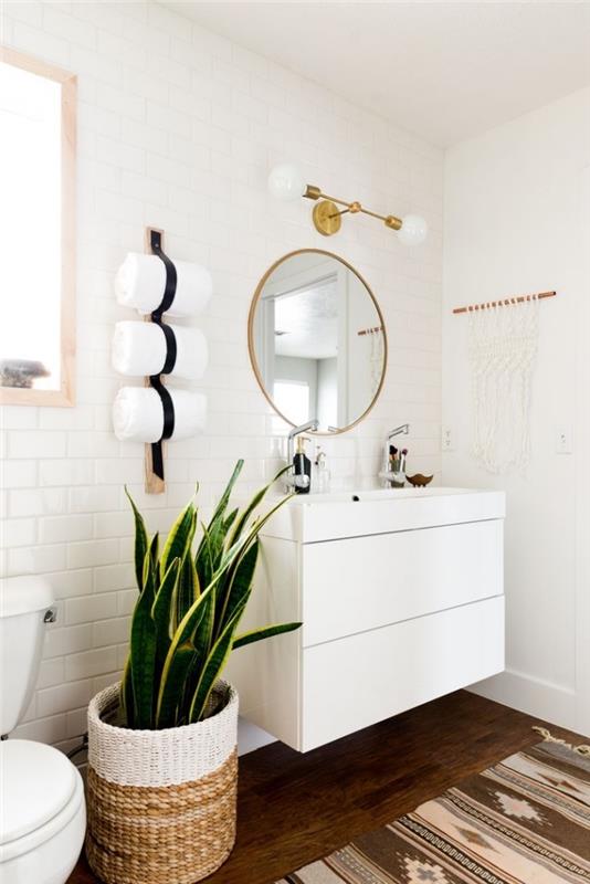 príklad modernej toaletnej dekorácie so zlatými doplnkami, nápad zelenej rastliny do interiéru, biely a drevený dekor