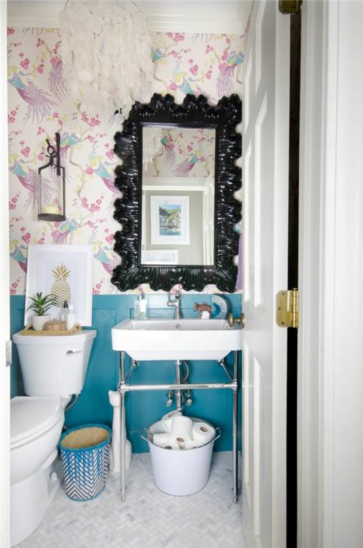 modrá farba na stenu, biela umývadlo, zrkadlo s ozdobným rámom, exotické tapety, modrá farba na stenu