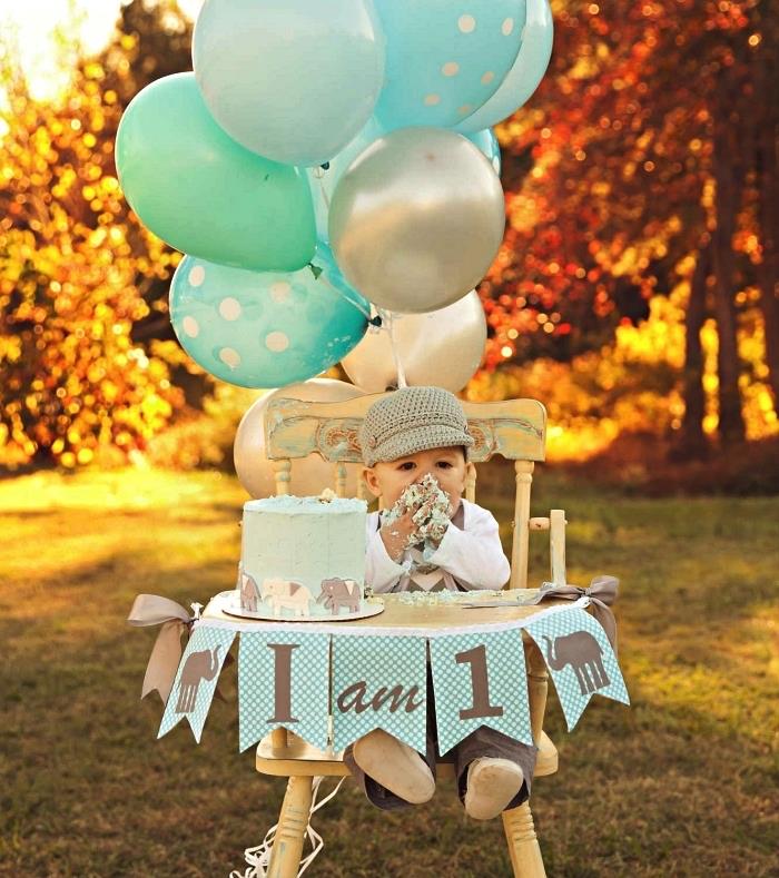 barnstol dekorerad med ballonger och en banner grattis på födelsedagen 1 år, dekorativ idé för fotografering slå kakan