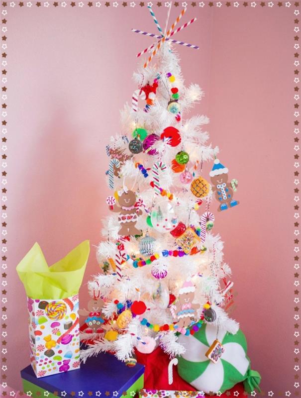hur man dekorerar ett original falskt vitt träd, vit julgransdekorationsidé dekorerad med prydnader på ett konfektyrtema