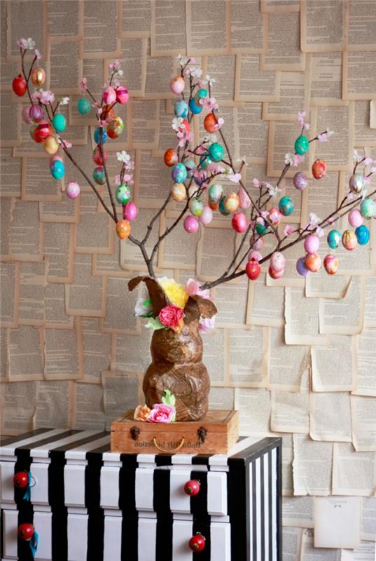 نموذج مزهرية خشبية على شكل أرنب مليء بالفروع المجففة ، فكرة سهلة لتزيين عيد الفصح بالبيض والفروع