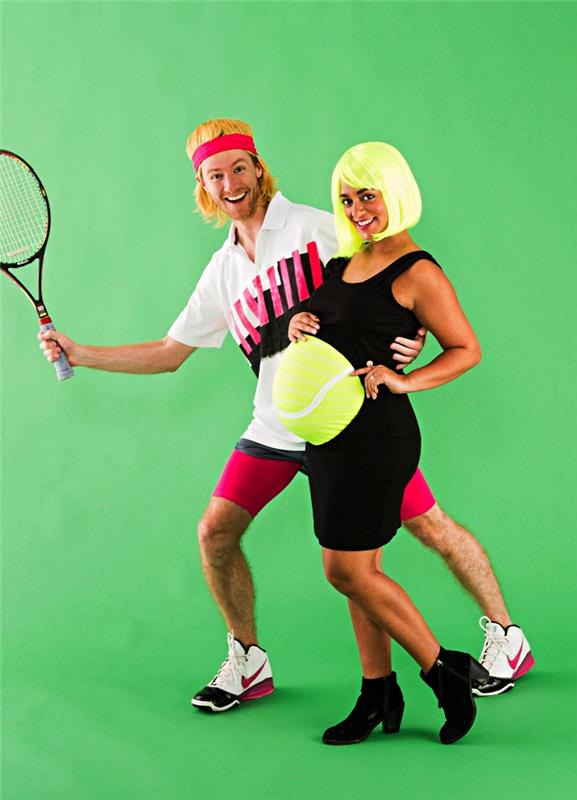 kostým tehotnej ženy pozostávajúci z čiernych šiat so vzorom tenisovej loptičky na bruchu a kostýmu andre agassi z 80. rokov
