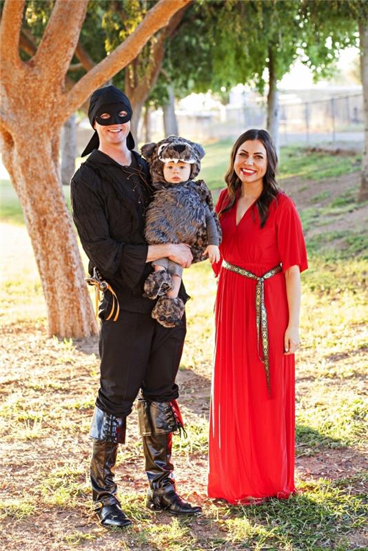 skupinový prestrojený nápad pre rodinu, prezlečenie maslovej princeznej v dlhých červených šatách, zlodeja a malého plyšového medvedíka