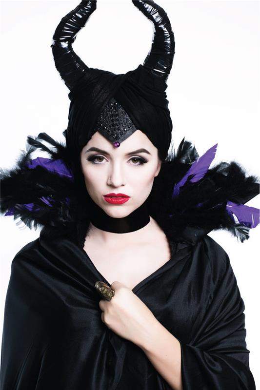 vuxen halloween -kostym inspirerad av den onda disney -filmen, den onda drottningen och hennes distinkta utseende med svart fjäderdräkt och hennes hornhatt