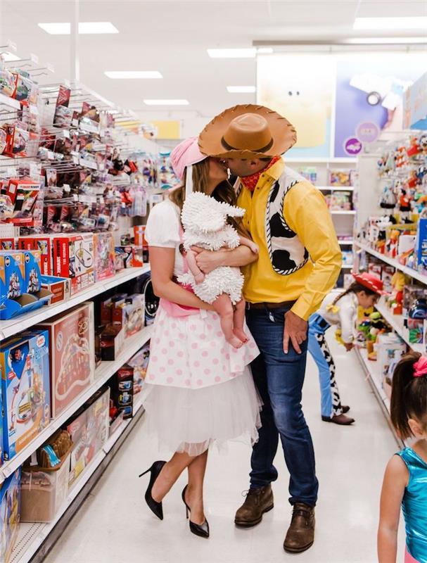 nápad na halloween kostým pre kovbojskú rodinu, jej milovaného a ovečku v supermarkete
