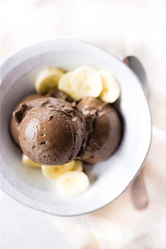 recept na zdravú banánovo -kakaovú zmrzlinu, ľahký dezert po raclette, jednoduchý nápad na letný dezert