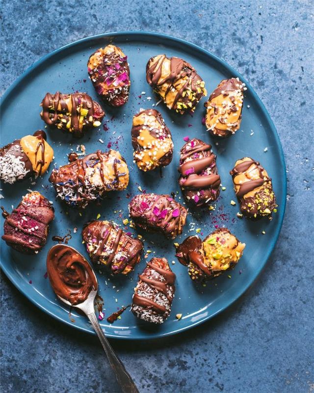 enkel och snabb dietdessert på några minuter, dadlar fyllda med jordnötssmör med kokosfyllning, nötter, ätliga kronblad och choklad