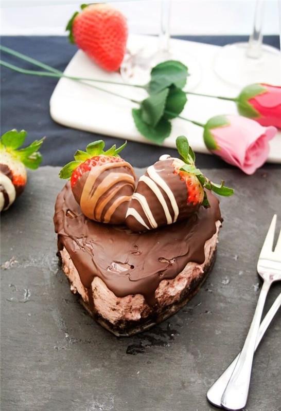 nápad na valentínsky dezert pre dvoch, recept na čokoládový a jahodový cheesecake ideálny na romantickú večeru