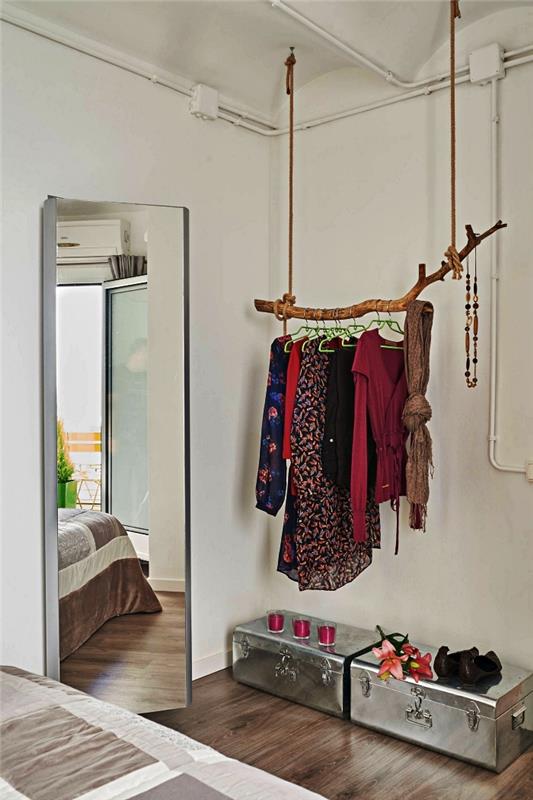 فكرة إنشاء غرفة ملابس في غرفة نوم مع خزانة ملابس فرعية وجذوع معاد تدويرها