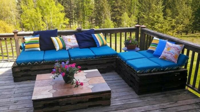 DIY nápad pre arredo del terrazzo, paleta divano di colore nero con tanti cuscini