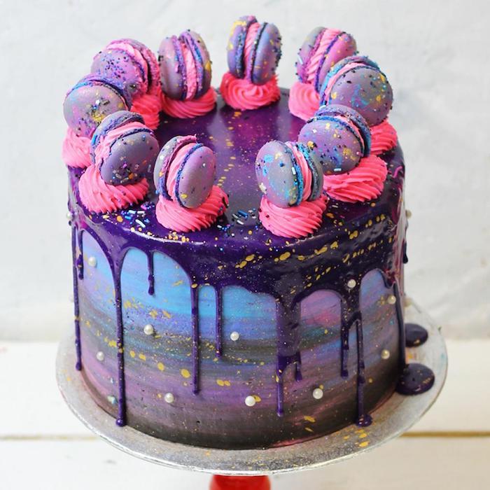 fialová poleva so zrkadlovou tortou s čiernou, ružovou, modrou maslovou smotanou a nádychom žltej dekorácie polevovej torty z galaxie